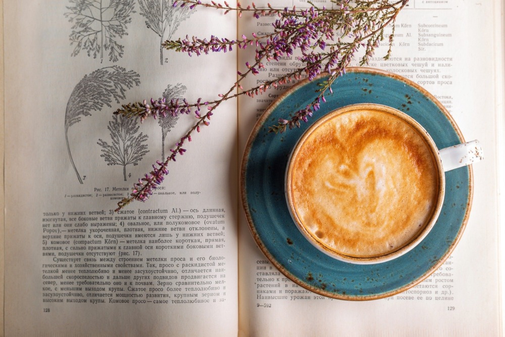 コーヒーと本と花