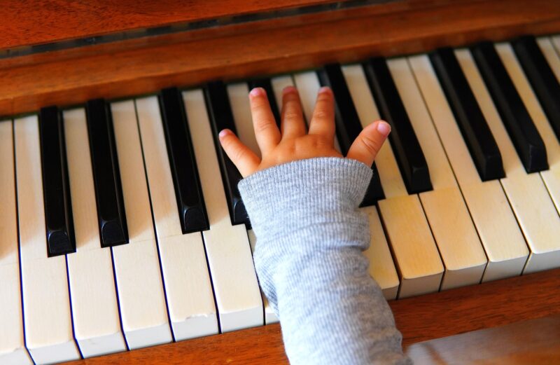 ピアノと手